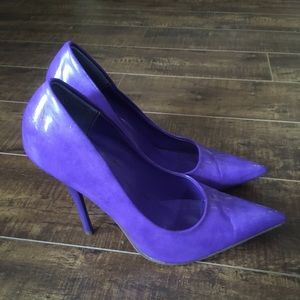 Purple vinyl pointed toe heels
